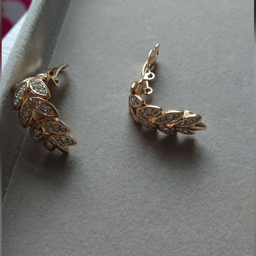 Gold tone leaf Swarovski Clip On earrings - Picture 6 of 11